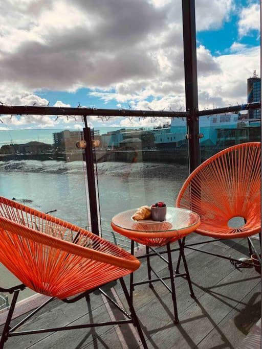 Luxury 2 Bedroom Waterfront Apartment With Balcony Newport  Esterno foto